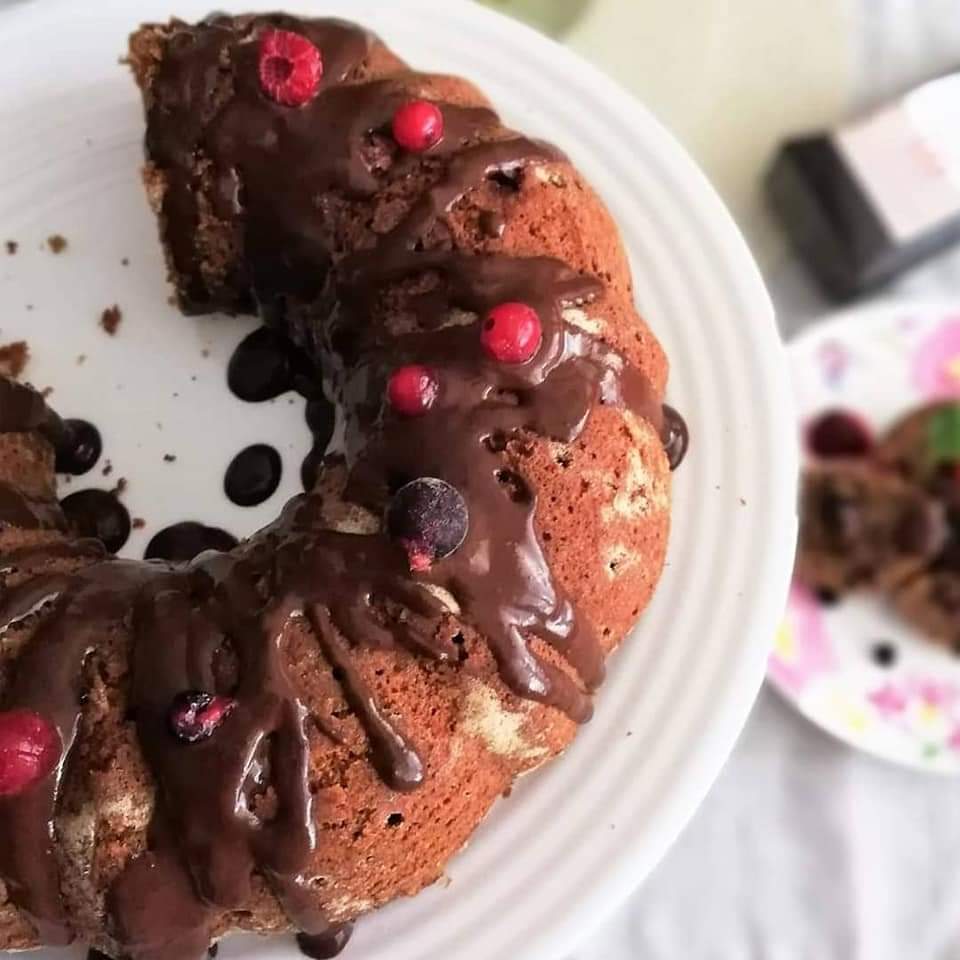 Všade naokolo to teraz iskrí farbami 🍇🍒🍓a tak by bol hriech nevyužiť to. Práve teraz, práve čerstvé, sezónne a NAŠE sú vždy pre nás a pre náš organizmus najlepšie využiteľné. A keď nie čerstvé tak možno aj v takejto forme:  🥧Kávová bábovka s drobným ovocím  👉Potrebujeme:   250 g celozrnej špaldovej múky 6 PL trstinového cukru (alebo 4 PL medu) 1 PL datľového sirupu (alebo iného, príp. domáceho džemu alebo medu/cukru) 3 vajcia 1,5 dcl uvarenej a vychladenej instantnej kávy (príp. Caro alebo Melta) * ak nemáte radi chuť kávy pridajte 1,5dc mlieka (najlepšie ryžové alebo ovsené, ktoré sú prirodzene sladké) 0,8 dcl repkového alebo rozpusteného kokosového oleja 1 prášok do pečiva bezfosfátový (napr. vínny kameň) 2-3 hrste ľubovoľného ovocia napr. čučoriedky, černice, egreše, ríbezle... 1 ČL škorice   Na ozdobu datľový alebo iný sirup/džem/čokoláda a  pár bobuliek ovocia  👉Postup:   1. Vajíčka s vybraným sladidlom vymiešame do peny, pridáme olej, kávu/mlieko. 2. V druhej miske zmiešame múku s práškom do pečiva, škoricou, a pomaly primiešame k mokrým surovinám. 3. Zľahka vmiešame ovocie, ktoré môžeme (netreba) ešte pred tým trošku obaliť v cukre. 4. Podľa hustoty pridať ešte trošku múky alebo naopak mlieka.  5. Bábovkovú formu vymažeme olejom a vysypeme napr. kokosom/múkou. Pečieme na 180-185°C cca 45min (väčšinou keď zavonia, je hotová) 6. Na ozdobu môžete poliať sirupom, džemom alebo roztopiť kvalitnú horkú čokoládu v troške mlieka a ozdobiť zvyšným ovocím. Dobrú chuť!